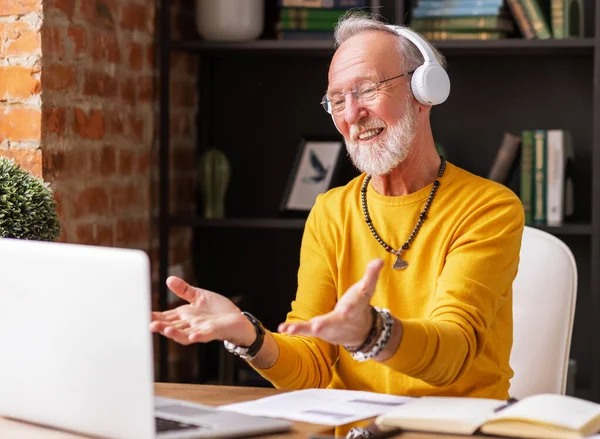 Glad Smart Senior Skäggig Man Frilansare Skrattar Medan Gör Videosamtal — Stockfoto