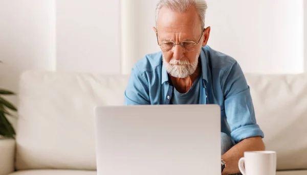 Idosos Freelancer Masculino Roupas Moda Digitando Teclado Laptop Enquanto Sentado — Fotografia de Stock