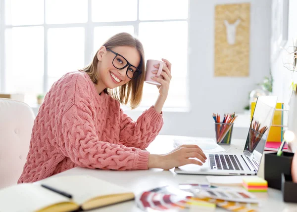 Vista Lateral Jovem Mulher Encantada Sorrindo Olhando Para Câmera Sobre — Fotografia de Stock