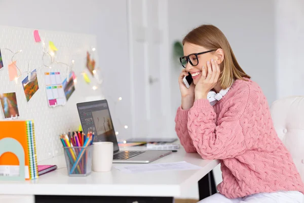 Zijaanzicht Van Inhoud Vrouwelijke Ondernemer Zitten Aan Tafel Tijdens Het — Stockfoto