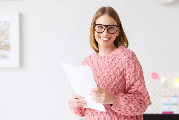 Vrolijke Jonge Vrouw Trui Bril Glimlachen Terwijl Het Doen Van — Stockfoto