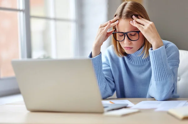 Utmattad Smart Kvinna Glasögon Vidrör Huvudet Och Blunda Medan Sitter — Stockfoto