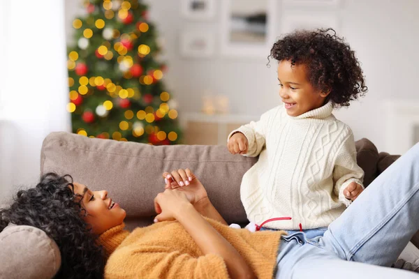 Mutlu Aile Noel Arifesinde Evde Rahat Bir Kanepede Süveter Giyen — Stok fotoğraf