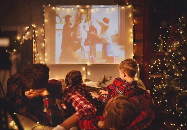 Glückliche Familie Karierten Pyjama Mutter Vater Und Kinder Weihnachtsabend Hause — Stockfoto