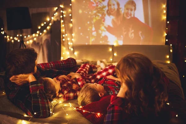 Onnellinen Perhe Ruudullisessa Pyjamassa Äiti Isä Lapset Katselevat Projektoria Televisiota — kuvapankkivalokuva