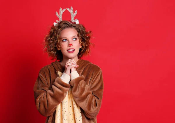 Noel Geyiği Kostümü Giymiş Sevimli Komik Genç Bir Kadın Rüyasında — Stok fotoğraf
