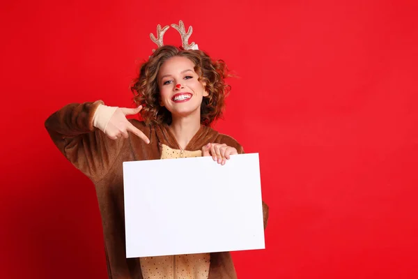 Glückliche Junge Frau Rentierkostüm Lächelt Die Kamera Und Demonstriert Leeres — Stockfoto