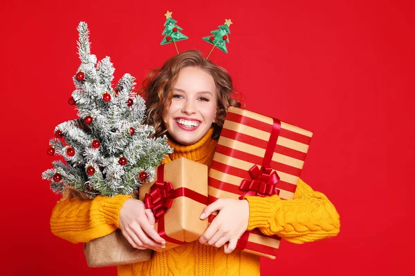 Mujer Joven Positiva Con Muchos Regalos Envueltos Árbol Coníferas Decoradas — Foto de Stock