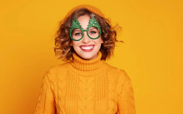 Engraçado Alegre Jovem Mulher Óculos Bobos Com Árvores Natal Backgroun — Fotografia de Stock
