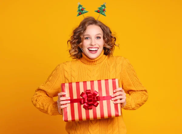 Mujer Joven Feliz Suéter Diadema Mostrando Regalo Envuelto Mirando Cámara — Foto de Stock