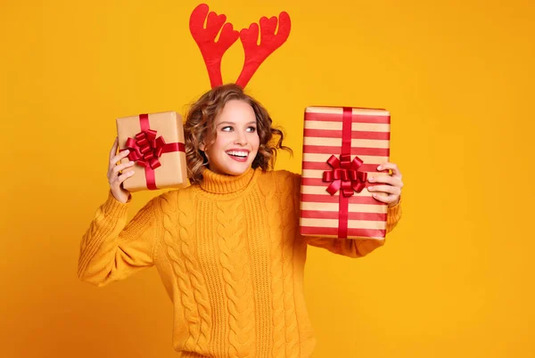 Giovane Donna Felice Maglia Maglione Con Corna Cervo Rosso Mostrando — Foto Stock