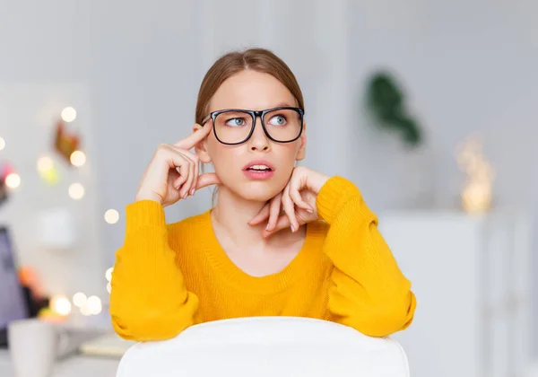 Mulher Intrigada Roupas Casuais Óculos Apoiados Mão Olhando Para Longe — Fotografia de Stock