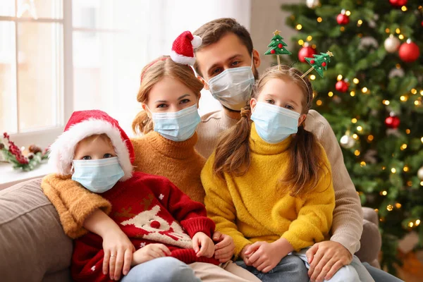 Familia Feliz Máscaras Médicas Protectoras Sienta Sofá Una Habitación Acogedora — Foto de Stock