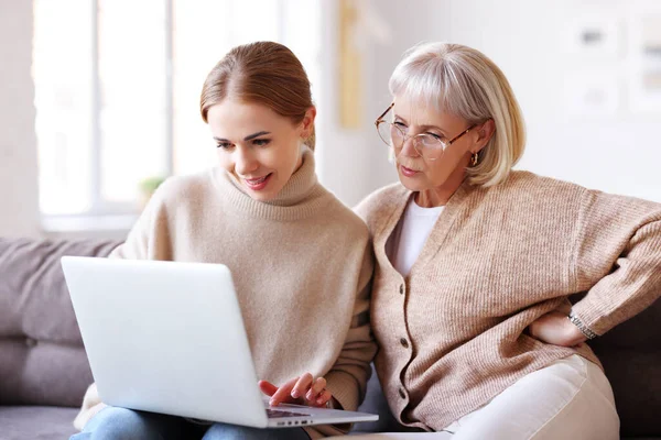 Vuxen Kvinna Lära Fokuserad Äldre Mor Att Använda Laptop Medan — Stockfoto