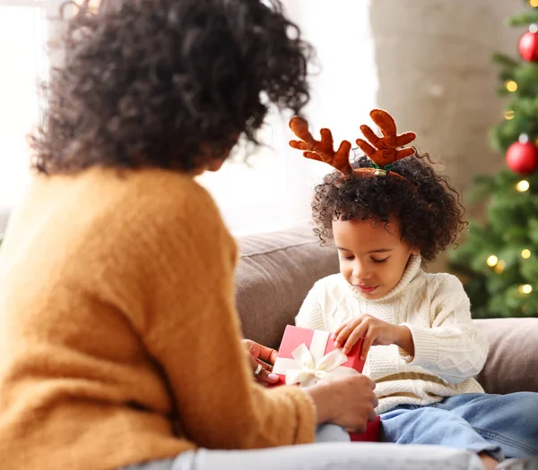 快乐的家庭 少数民族妇女坐在沙发上 和男孩一起打开礼物 庆祝圣诞节 — 图库照片