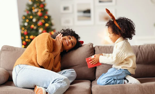 Família Feliz Menino Étnico Sentado Sofá Presente Para Sua Mãe — Fotografia de Stock