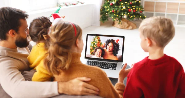 Genitori Allegri Famiglia Felici Bambini Lieti Fanno Una Videochiamata Amici — Foto Stock