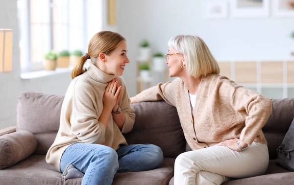 Vuxen Dotter Gestikulerar Och Talar Med Glada Skrattande Äldre Mor — Stockfoto