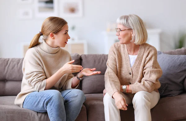 Adult Daughter Gesticulating Speaking Elderly Mother While Resting Couch Home — Stock Photo, Image