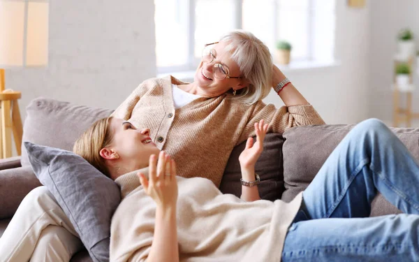 Erwachsene Frau Lächelt Und Spricht Während Sie Sich Auf Den — Stockfoto