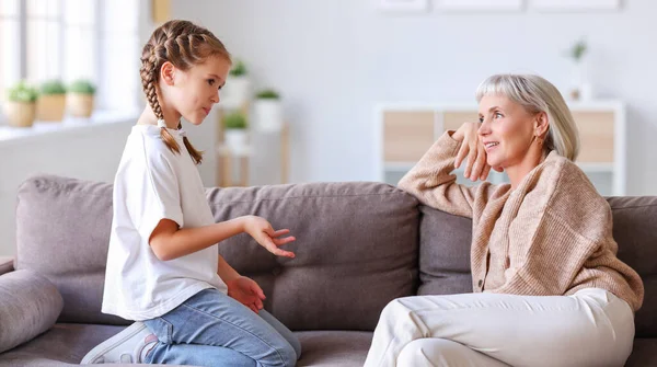 Glad Äldre Kvinna Och Flicka Gestikulera Och Tala Med Varandra — Stockfoto