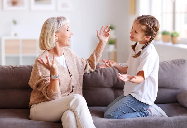 Glücklich Gealterte Frau Und Mädchen Gestikulieren Und Sprechen Miteinander Während — Stockfoto