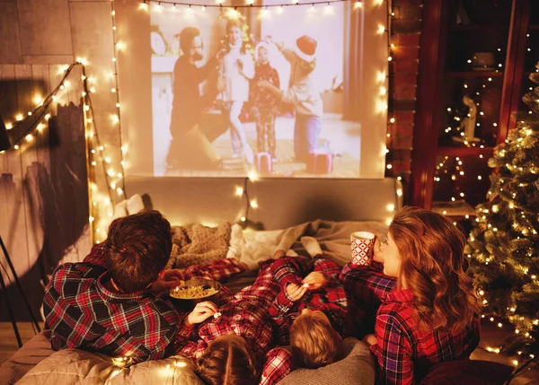 Kareli Pijamalı Mutlu Aile Anne Baba Çocuklar Projektör Film Evde — Stok fotoğraf