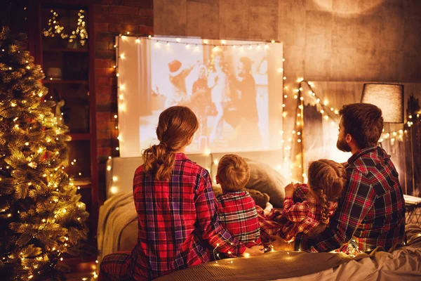 Famille Heureuse Pyjama Carreaux Mère Père Enfants Regardant Projecteur Film — Photo