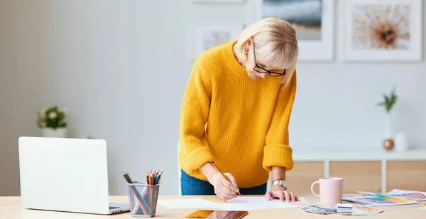 Senior Vrouw Trui Bril Leunend Tafel Schetsen Papier Tijdens Het — Stockfoto