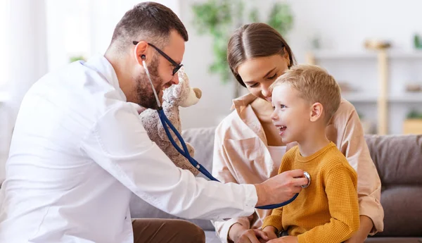 Médecin Masculin Montrant Ours Peluche Écoutant Les Poumons Garçon Joyeux — Photo