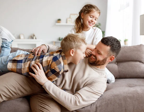 Menina Feliz Menino Brincando Com Homem Barbudo Sofá Dia Fim — Fotografia de Stock