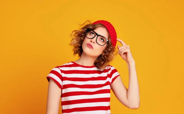 Mujer Joven Pensativa Con Sombrero Gafas Rascándose Cabeza Mirando Hacia —  Fotos de Stock