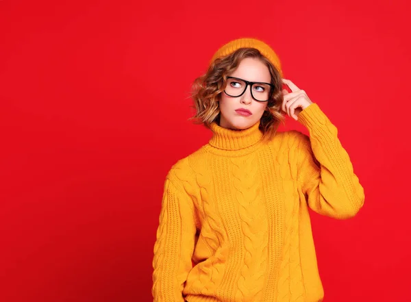 Pensive Jeune Femme Chapeau Lunettes Gratter Tête Regarder Vers Haut — Photo