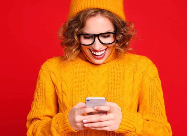 Spännande Trendiga Kvinnliga Leende Och Läsa Goda Nyheter Smartphone Mot — Stockfoto