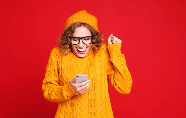 Mujer Joven Feliz Suéter Sombrero Apretando Puño Celebrando Éxito Mientras —  Fotos de Stock