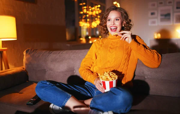 Mujer Feliz Jersey Punto Comiendo Papas Fritas Viendo Una Película — Foto de Stock