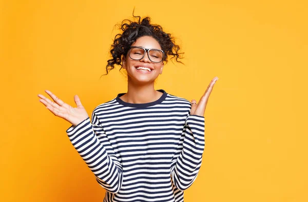 Heureuse Femme Ethnique Vêtement Rayé Lunettes Riant Les Yeux Fermés — Photo