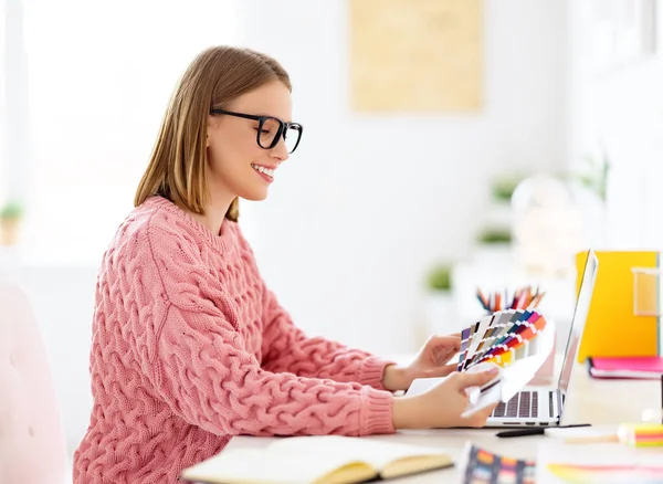 Vue Latérale Concepteur Féminin Souriant Examinant Des Échantillons Couleur Papier — Photo