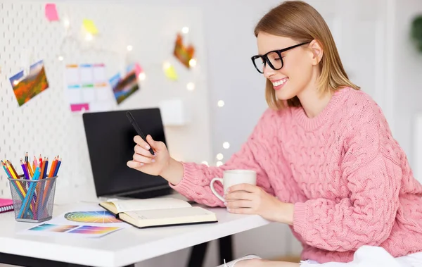 Vrolijke Jonge Vrouw Trui Bril Glimlachen Schrijven Notebook Tijdens Het — Stockfoto