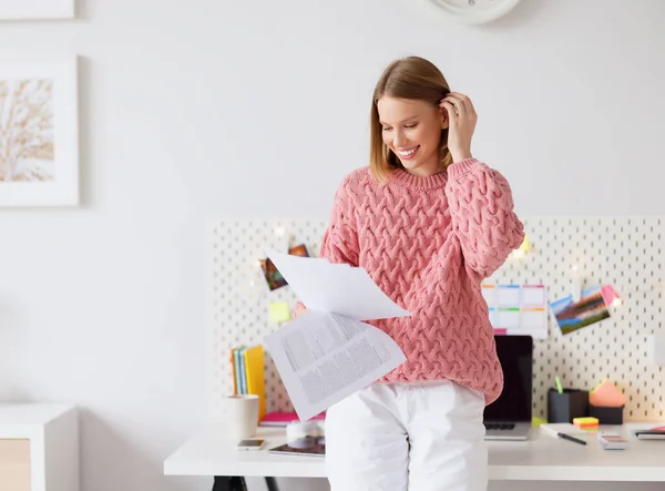 Verrukte Jonge Vrouw Aanraken Haar Glimlachen Tijdens Het Leunen Tafel — Stockfoto