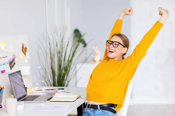 Sorrindo Freelancer Feminino Feliz Sentado Cadeira Com Braços Esticados Tendo — Fotografia de Stock