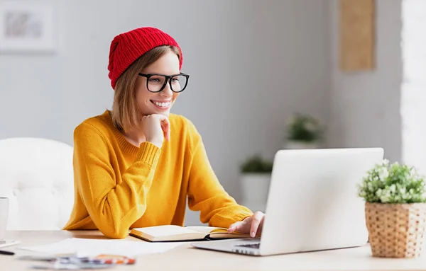 Glad Glad Tonåring Flicka Designer Trendiga Kläder Ler Arbetet Laptop — Stockfoto