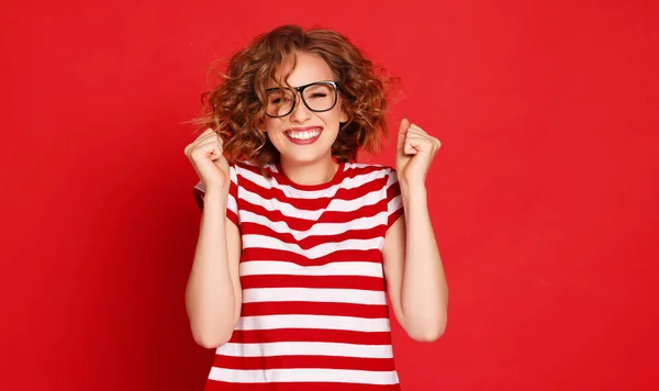 Mujer Joven Excitada Camiseta Rayas Gesticulando Apretando Los Puños Cerrando —  Fotos de Stock