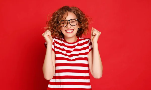 Jovem Excitada Camiseta Listrada Gesticulando Apertando Punhos Olhos Fechados Celebrando — Fotografia de Stock