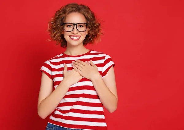 Dankbare Jonge Vrouw Streep Shirt Bril Hand Hand Borst Glimlachen — Stockfoto