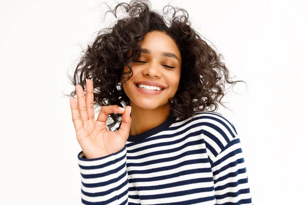 Giovane Femmina Etnica Con Capelli Ricci Sorridenti Occhi Chiusi Mostrando — Foto Stock