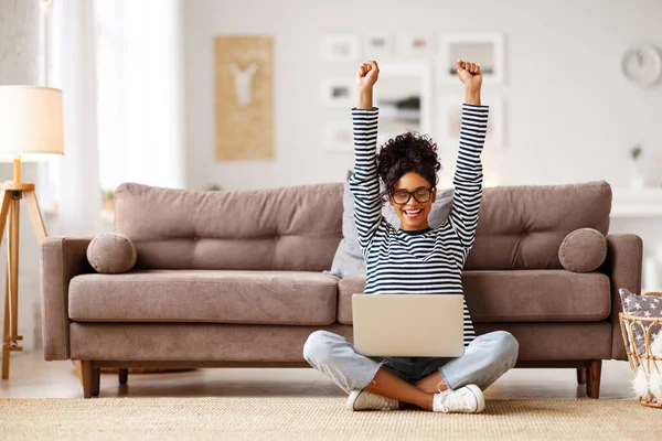 Satisfait Jeune Étudiante Ethnique Dans Des Lunettes Avec Les Bras — Photo