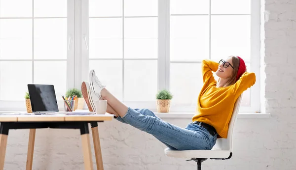 Zijaanzicht Van Gelukkige Jonge Vrouw Met Handen Achter Hoofd Die — Stockfoto