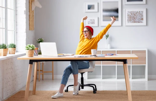 Corpo Pieno Deliziato Giovane Donna Sorridente Allungamento Braccia Sollevate Mentre — Foto Stock