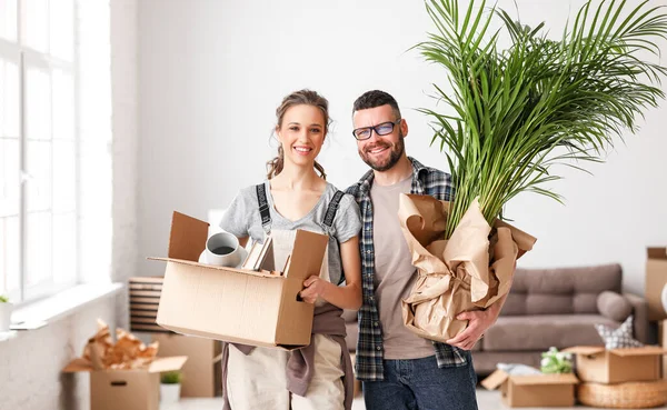 Een Gelukkig Jong Getrouwd Stel Verhuist Naar Nieuw Appartement — Stockfoto